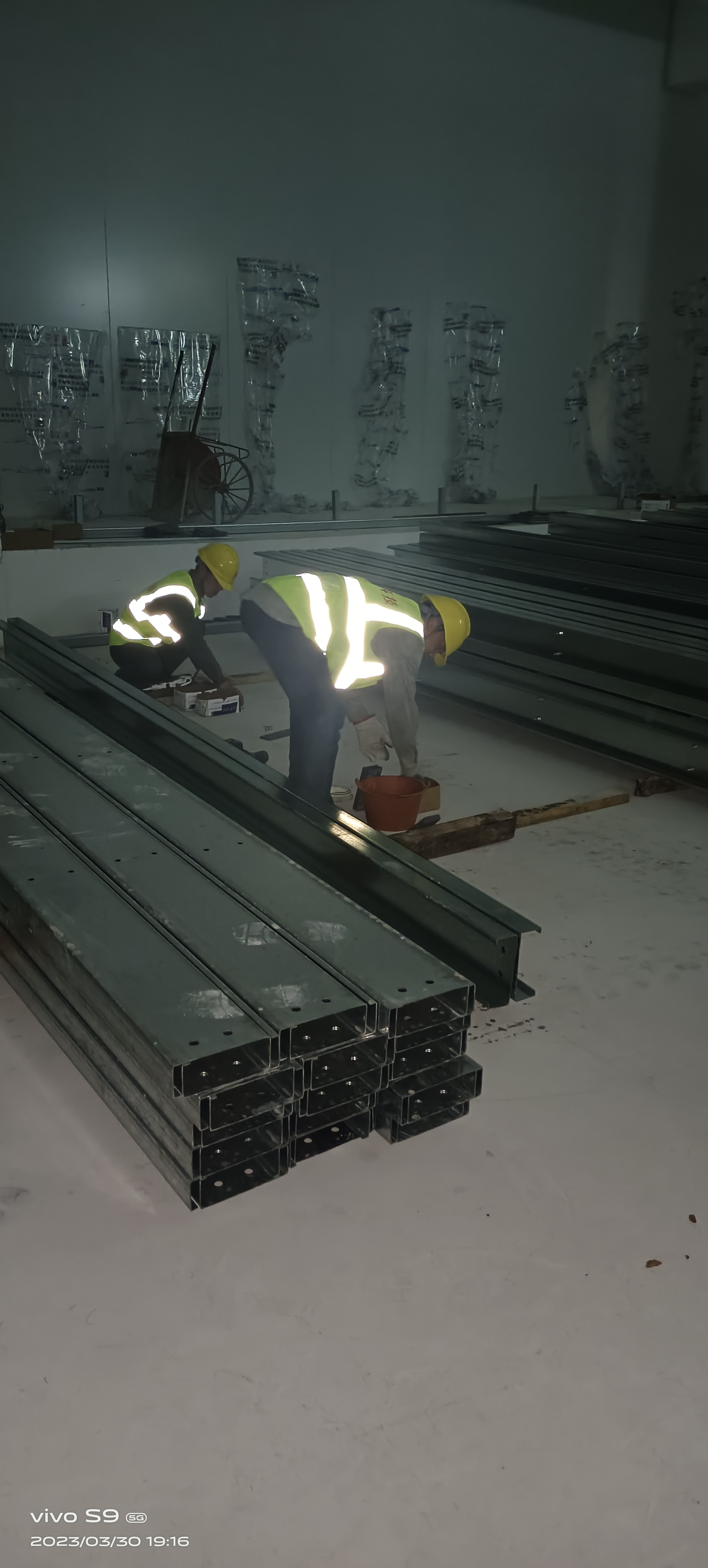 单层钢结构建筑屋面檩条需承受的荷载有哪些？   广州钢结构公司选择广州经纬钢结构工程有限公司  咨询电话；13925156722
